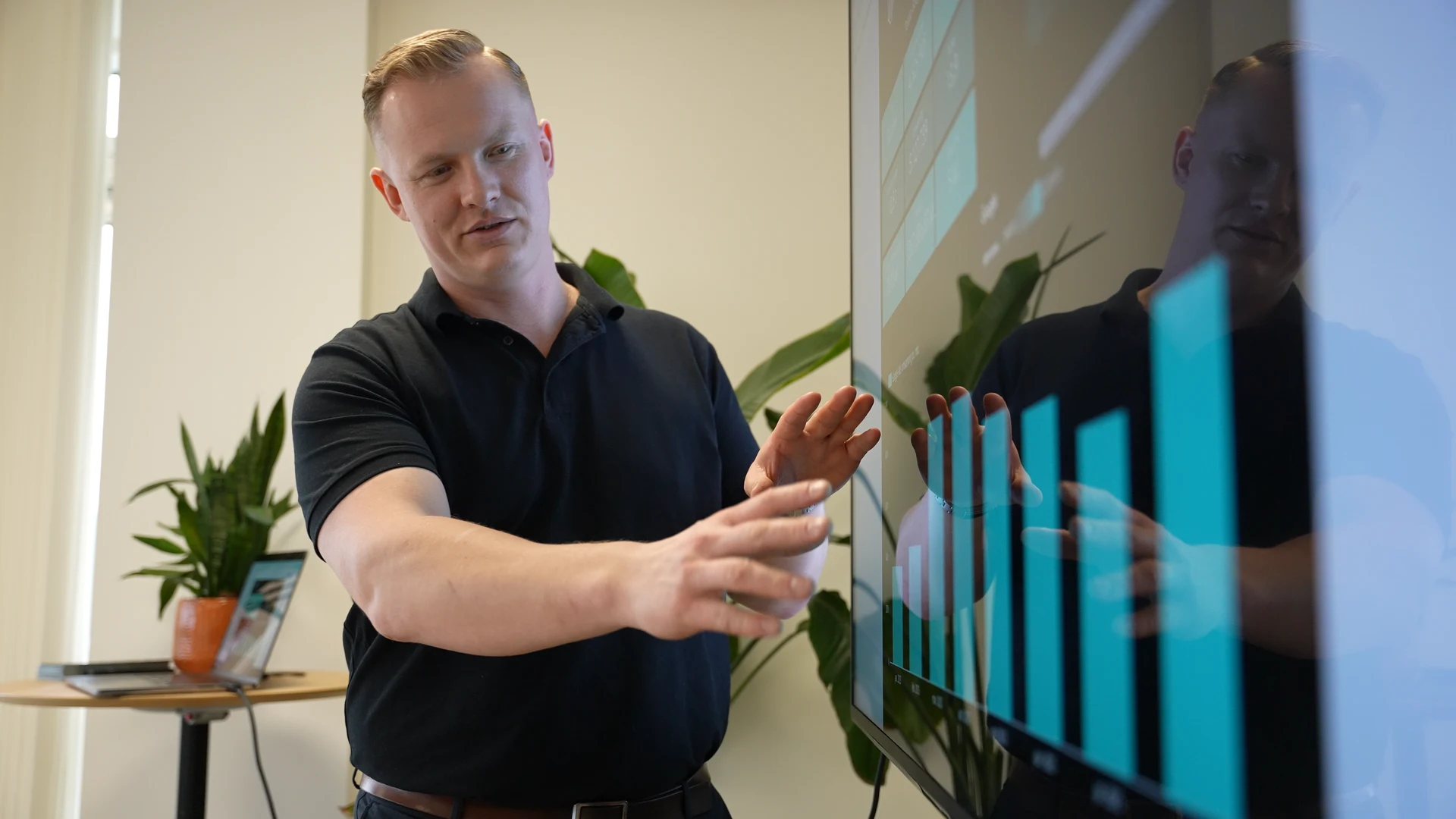 Google Ads-specialist gennemgaar resultater paa skaermen
