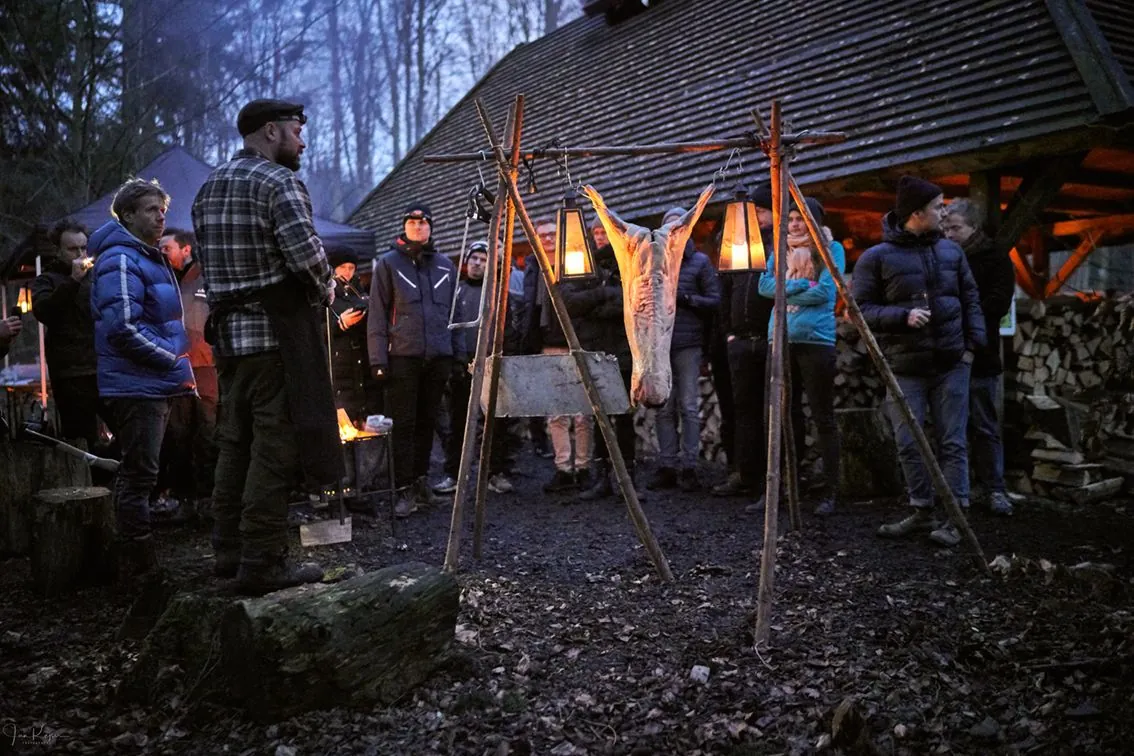 Teambuilding i skoven ved bål