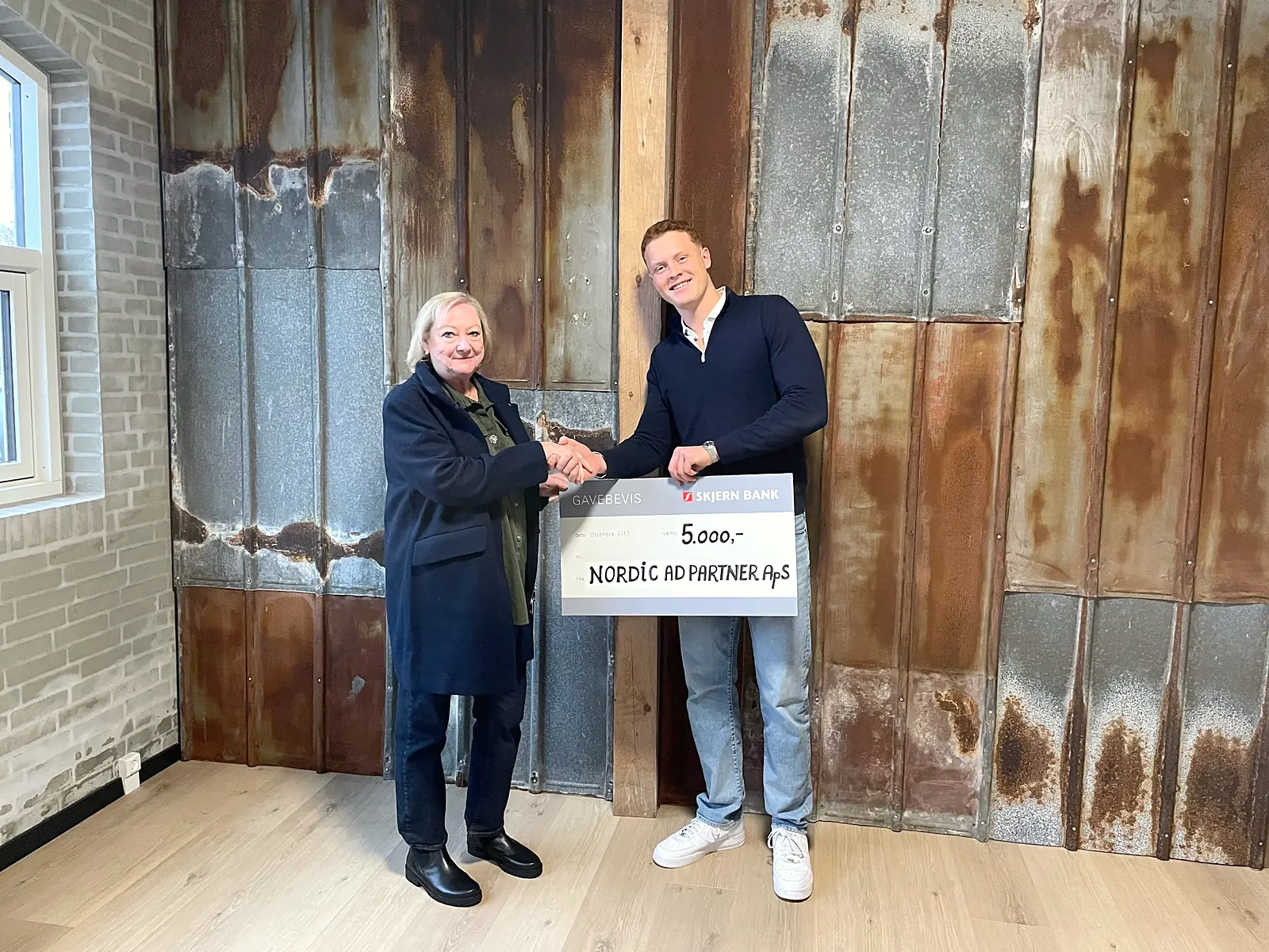 Overrækkelse af gavebevis på 5.000 kr. fra NORDIC AD PARTNER til Mødrehjælpen